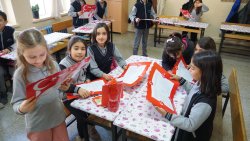 BAŞKAN ÖZAŞKIN ÖĞRENCİLERİN KARNE SEVİNCİNE ORTAK OLDU