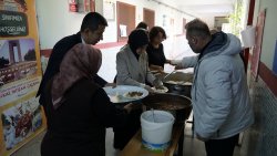 BAŞKAN ÖZAŞKIN ÖĞRENCİLERİN KARNE SEVİNCİNE ORTAK OLDU