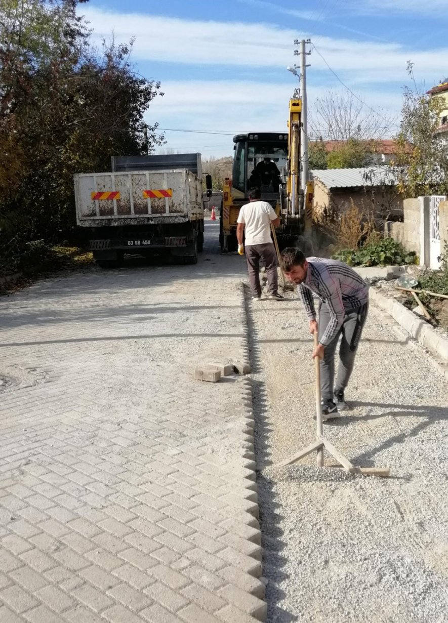 Şuhut Belediyesinden Yoğun Mesai Bozuk Kilit Parke Taşlar Tamir Ediliyor