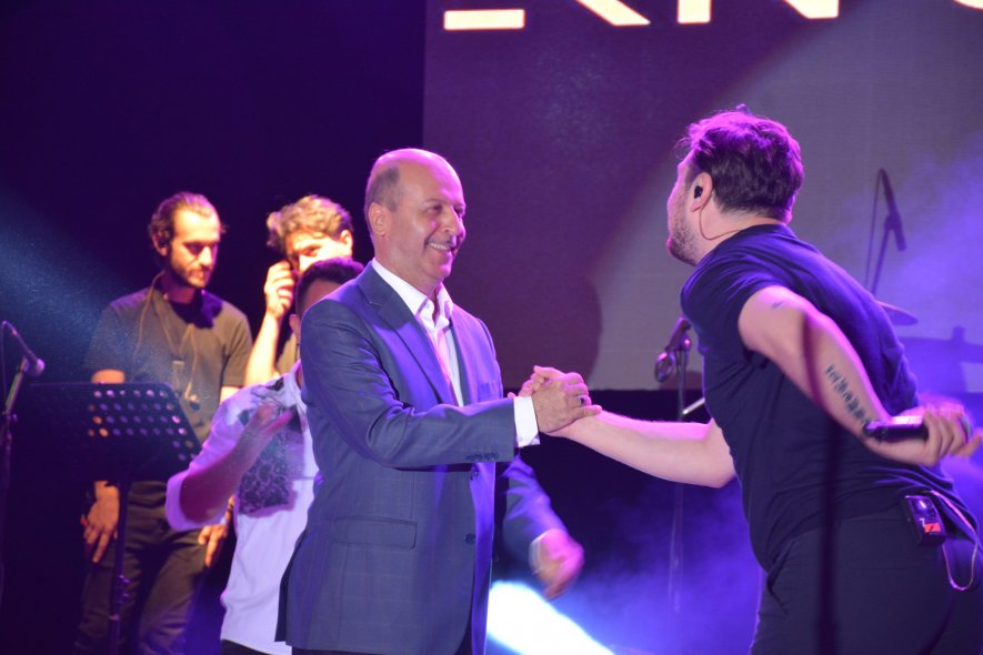 BİNLERCE VATANDAŞ EKİN UZUNLAR KONSERİNDE BULUŞTU