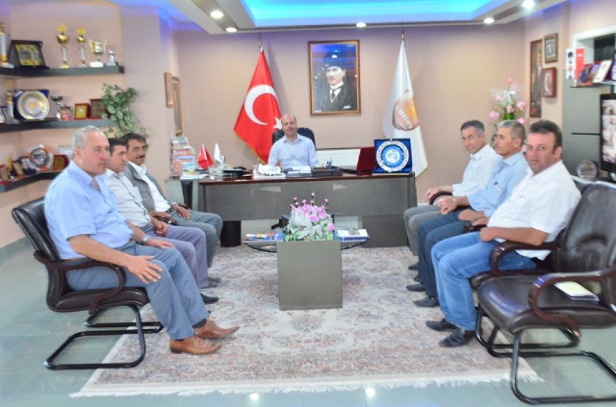 ZİRAAT ODASI BAŞKANI ÖMER TUNCAY VE YÖNETİMİ BELEDİYE BAŞKANIMIZ RECEP BOZKURT'U MAKAMINDA ZİYARET ETTİ.