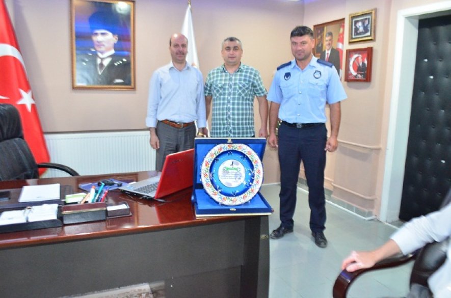 ŞUHUT BELEDİYE HİSARSPOR KLUBÜ BELEDİYE BAŞKANIMIZ RECEP BOZKURT'U MAKAMINDA ZİYARET EDEREK BELEDİYE HİSARSPOR KLUBÜNE DESTEKLERİNDEN DOLAYI PLAKET TAKDİM ETTİ.