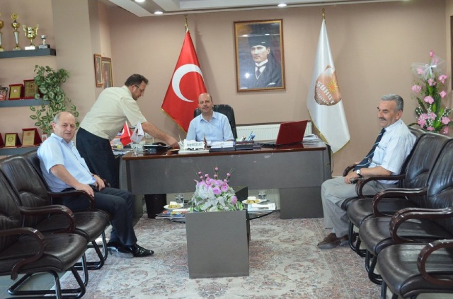 ESKİŞEHİR KREDİ YURTLAR KURUMU BÖLGE MÜDÜRÜ EYUP ERKUT BELEDİYE BAŞKANIMIZ RECEP BOZKURT'U MAKAMINDA ZİYARET ETTİ.