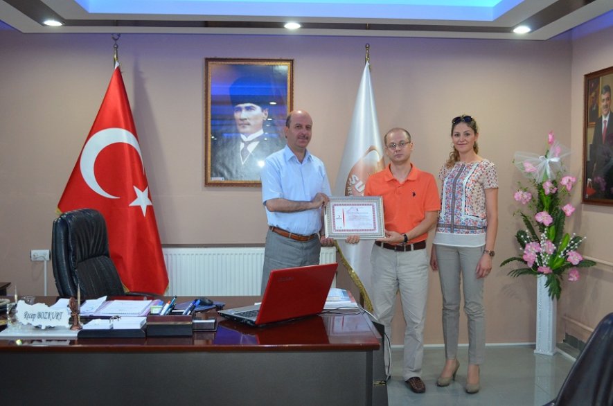 AFYONKARAHİSAR KAN BAĞIŞI MERKEZİ MÜDÜRÜ DR.KUBİLAY AKMAN BELEDİYE BAŞKANIMIZ RECEP BOZKURT'A DESTEKLERİNDEN DOLAYI TEŞEKKÜR BELGESİ VERDİ.