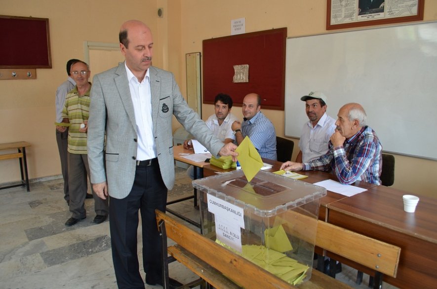 BELEDİYE BAŞKANIMIZ RECEP BOZKURT CUMHURBAŞKANLIĞI SEÇİMLERİNDE KURTULUŞ İHSAN KÜÇÜK ARSLAN İLKÖĞRETİM OKULUNDA OYUNU KULLANDI.