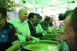 Geleneksel Hale Getirdiğimiz ve Bu Yıl 15.sini Gerçekleştirilen Aşure Dağıtımını Hemşehrilerimizin Yoğun Katılımıyla Gerçekleştirdik.