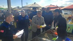 BAŞKAN ÖZAŞKIN PAZARCI ESNAFINA FİYAT ETİKETLERİ DAĞITTI