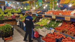 ŞUHUT’TA MANAVLARA ETİKET UYARISI YAPILDI