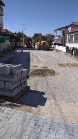 İlçemizin dört bir yanında asfalt serim ve parke taşı çalışmasına devam ediyoruz.