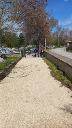 Şuhut Asri Mezarlığında kilit parke taşı döşeme işlemlerinde sona gelindi.