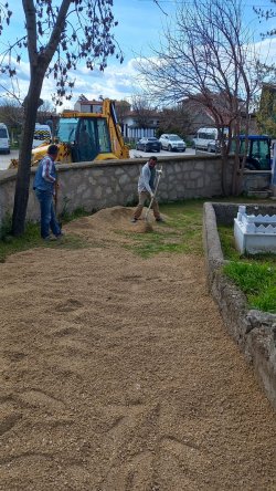 Şuhut Asri Mezarlığında kilit parke taşı döşeme işlemlerinde sona gelindi.