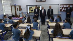 BAŞKAN ÖZAŞKIN ÖĞRENCİLERİN KARNE HEYECANINA ORTAK OLDU