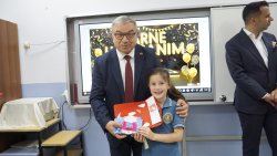 BAŞKAN ÖZAŞKIN ÖĞRENCİLERİN KARNE HEYECANINA ORTAK OLDU