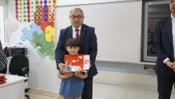 BAŞKAN ÖZAŞKIN ÖĞRENCİLERİN KARNE HEYECANINA ORTAK OLDU