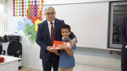BAŞKAN ÖZAŞKIN ÖĞRENCİLERİN KARNE HEYECANINA ORTAK OLDU