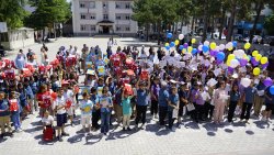 BAŞKAN ÖZAŞKIN ÖĞRENCİLERİN KARNE HEYECANINA ORTAK OLDU