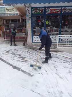 BELEDİYEMİZDEN YOLLARI AÇIK TUTAN TUZLAMA ÇALIŞMALARI 