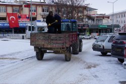 BELEDİYEMİZDEN YOLLARI AÇIK TUTAN TUZLAMA ÇALIŞMALARI 