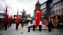 BAŞKAN ÖZAŞKIN’DAN CUMHURİYETİN 103. YILINDA ÇELENK SUNUMU