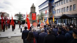 BAŞKAN ÖZAŞKIN’DAN CUMHURİYETİN 103. YILINDA ÇELENK SUNUMU