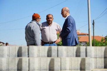 Zafer Mahallemizde parke taşı döşeme çalışmalarımızı sürdürüyoruz.