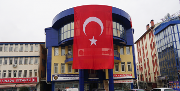 BELEDİYE BİNAMIZA DEV TÜRK BAYRAĞI ASILDI