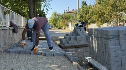 KALDIRIM VE ÇEVRE DÜZENLEMELERİ DEVAM EDİYOR