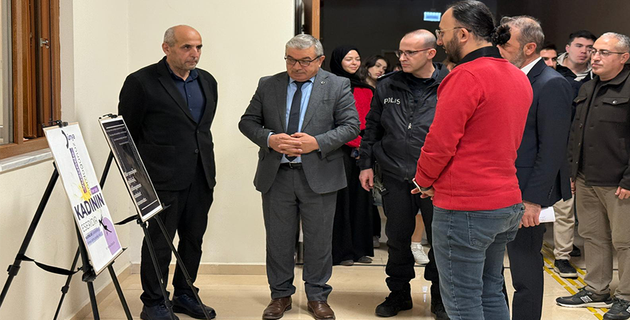 BAŞKAN ÖZAŞKIN AFİŞ SERGİSİNE KATILDI