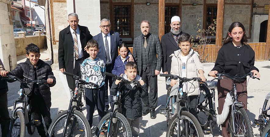 ŞUHUT’TA TERAVİH COŞKUSU HEDİYELERLE TAÇLANDI