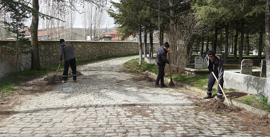 ŞUHUT ASRİ MEZARLIK BAYRAM ZİYARETLERİNE HAZIR
