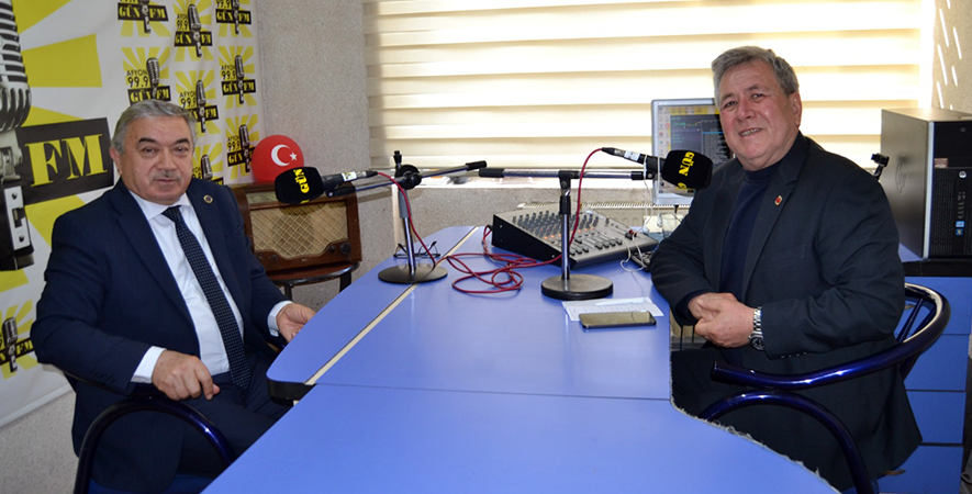 BAŞKAN ÖZAŞKIN GÜN FM’DE GAZETECİ İSMAİL AKAR’IN KONUĞU OLDU