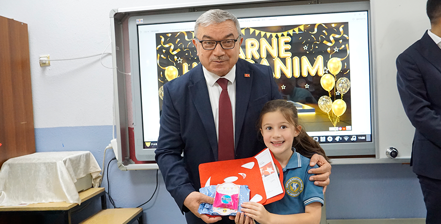 BAŞKAN ÖZAŞKIN ÖĞRENCİLERİN KARNE HEYECANINA ORTAK OLDU