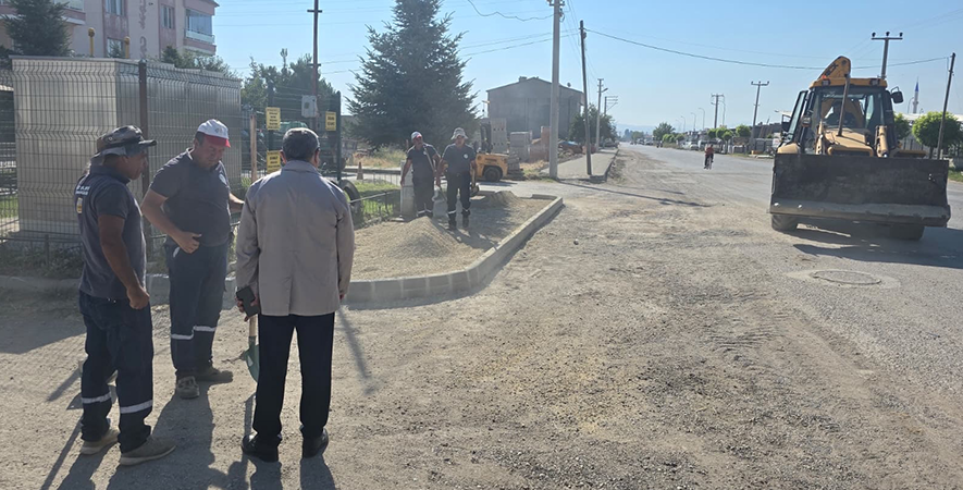 BAŞKAN ÖZAŞKIN KALDIRIM ÇALIŞMALARINI İNCELEDİ