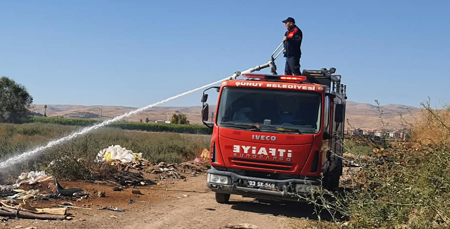 ŞUHUT’TA ÜÇ AYRI YANGINA İTFAİYE EKİPLERİMİZDEN HIZLI MÜDAHALE